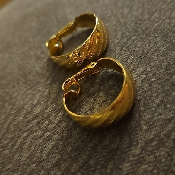 3/$30 VTG Goldtone Textured Hoop Clip-on Earrings - Picture 2 of 7